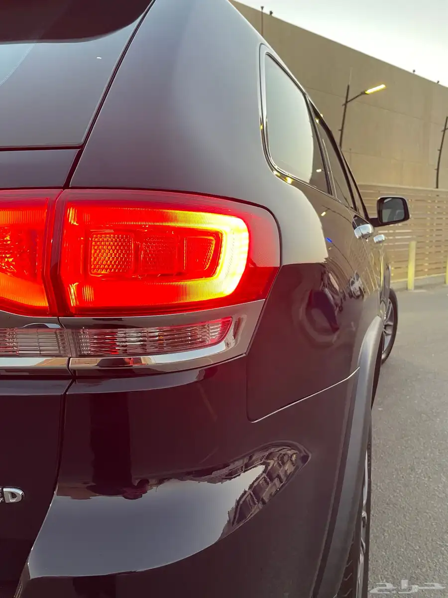 2018 جراند شروكي ليمتد V8 11