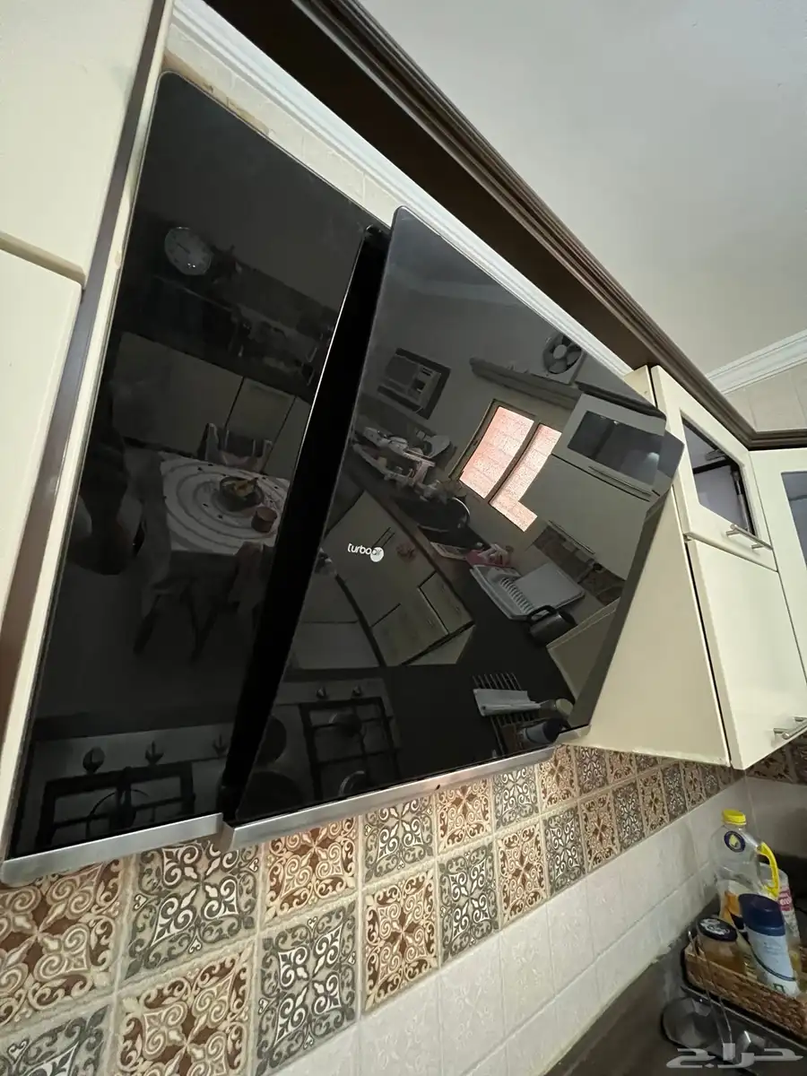 مطبخ مع اجهزة و طاولة طعام 3