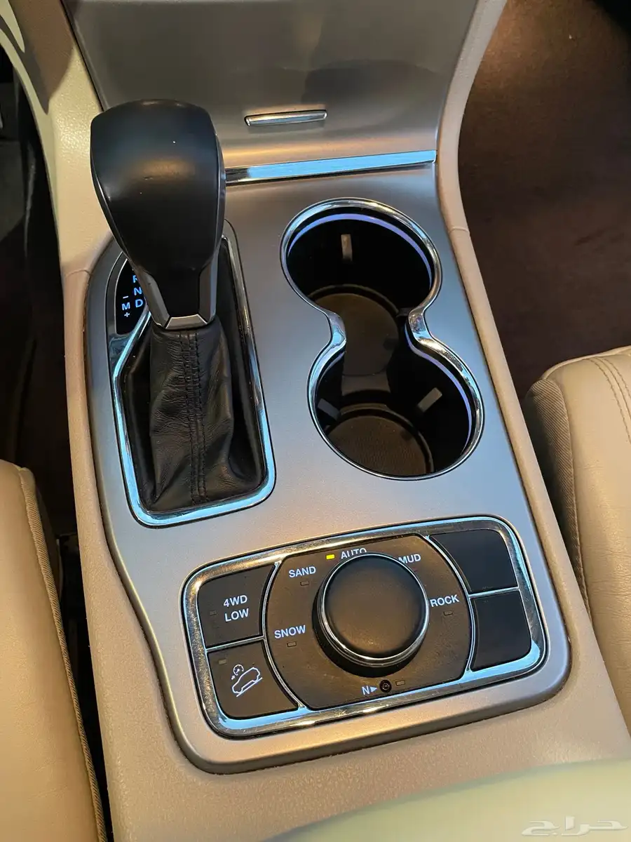 2018 جراند شروكي ليمتد V8 33
