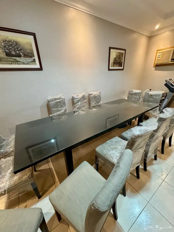 طاولة طعام فاخرة 12 كرسي   نظيفة جدا  ب 3500 ريال فقط 0