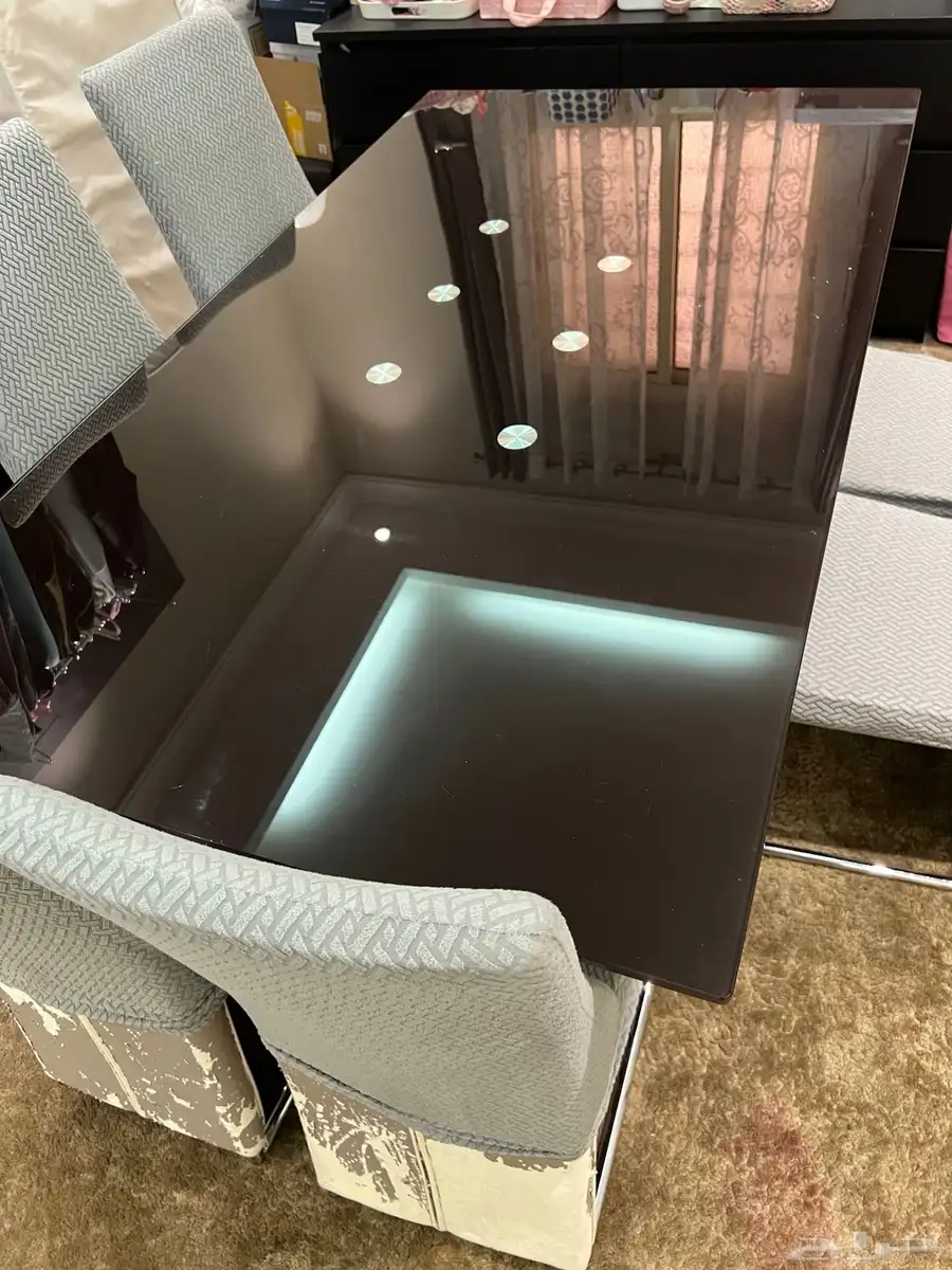 مطبخ مع اجهزة و طاولة طعام 4
