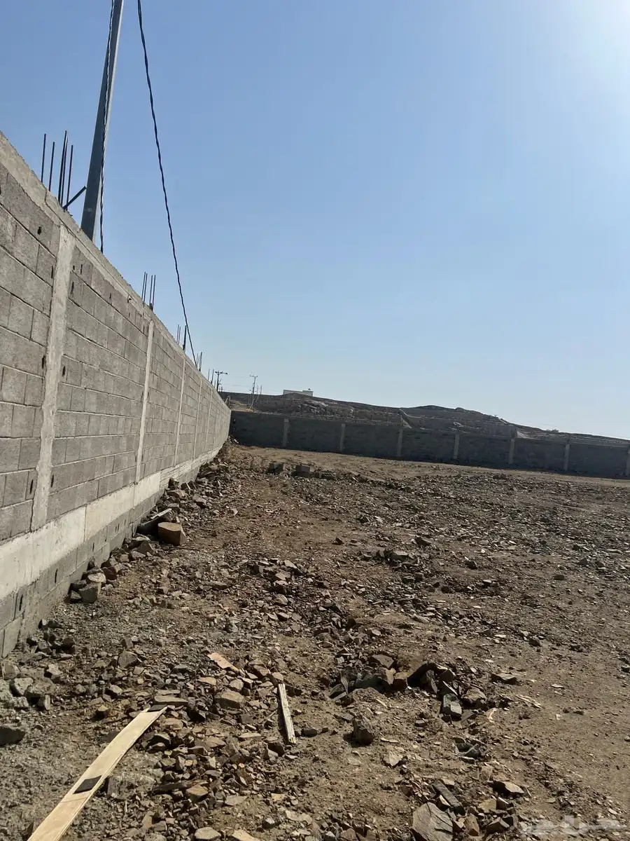 ارض مسورة بلك مساحة 5600 0