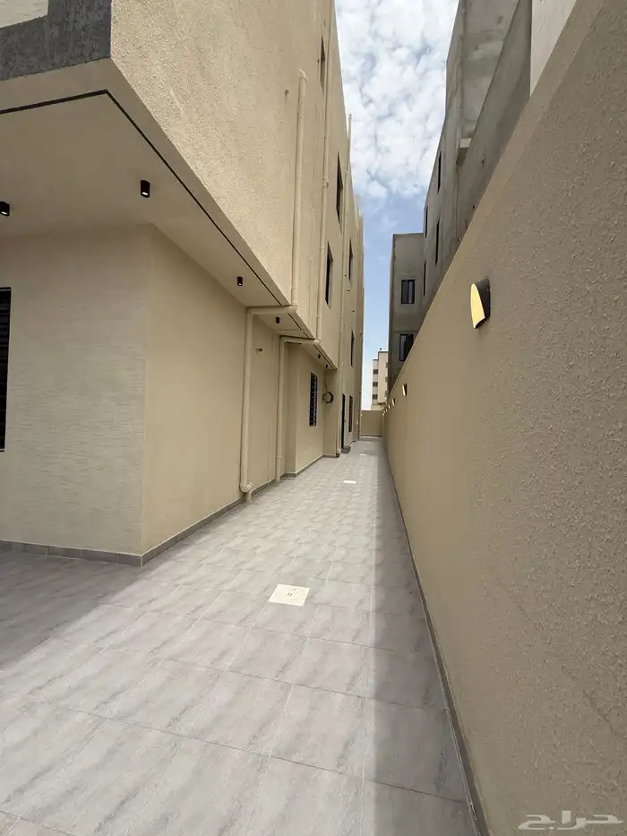 للبيع ادوار ارضيه وشقق علويه طريق المحاله خلف حرس الحدود 5