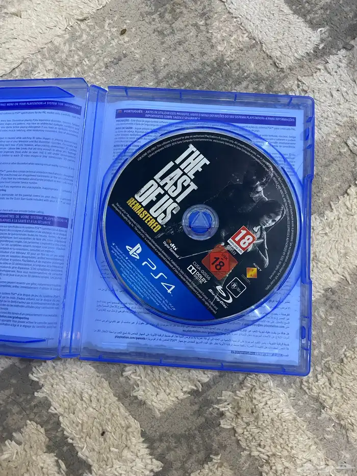 يد سوني 4اخت الجديده مع شاحنها و شريطين THE LAST OF US وcod 2
