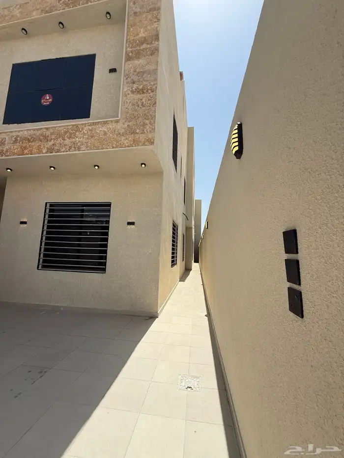 للبيع دور ارضي بحوش بمساحات واسعه بالمحاله خلف العثيم 3