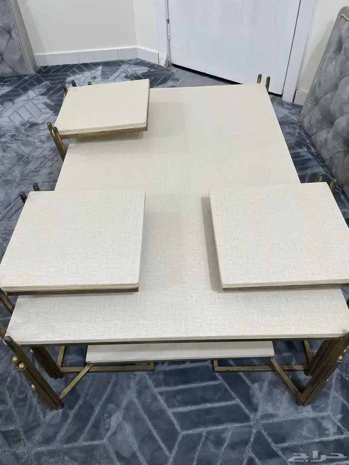 طاولة مع 4 خدمه 3