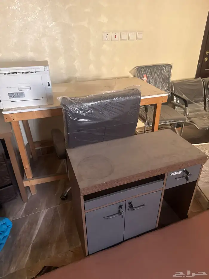 للبيع سرير ايكيا مع دولاب ومكاتب جديده وطفاية حريق وكراسي 1