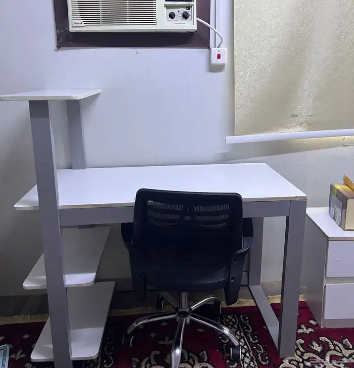 للبيع غرفة نوم كاملة بلون أبيض أنيق   بحالة ممتازة جدا 3
