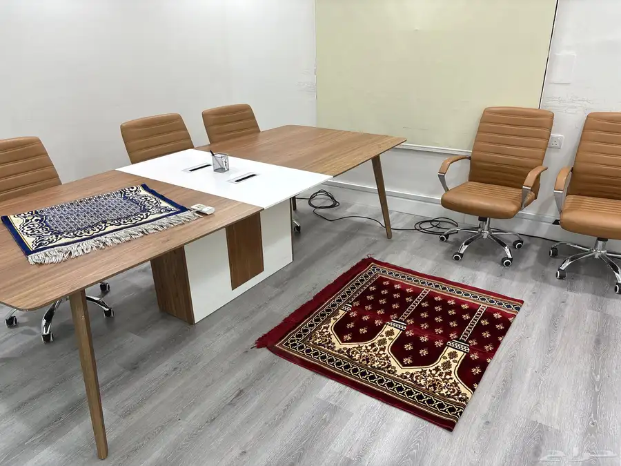 مكاتب وطاولة اجتماع و دوالايب مكتبية مميزة (مستعملة) 5