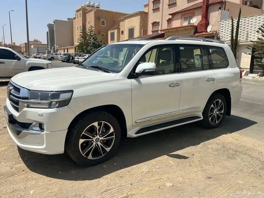 لاندكروزر GXR تورينق 2020 سعودي مخزن ماشي 71 الف فقط لاغير 1