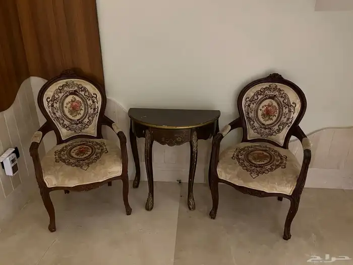 طقم كراسي كلاسيكي فاخر مع طاولة جانبية 5