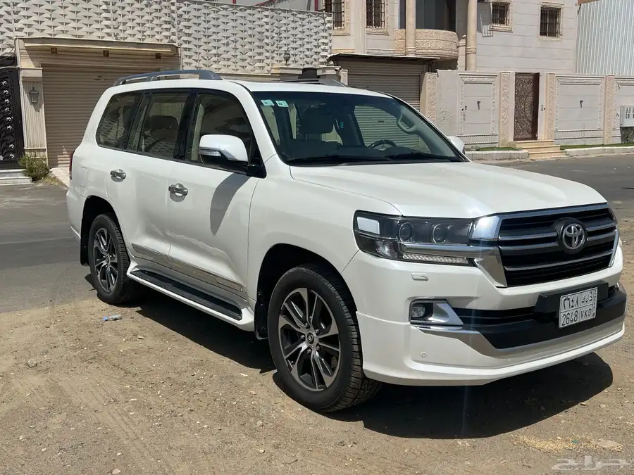 لاندكروزر GXR تورينق 2020 سعودي مخزن ماشي 71 الف فقط لاغير 3
