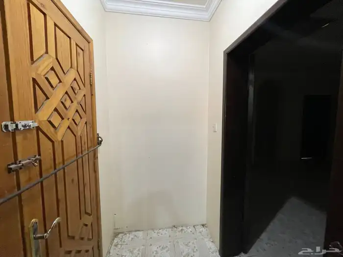 للإيجار شقة علوية بحي الزبارة 6