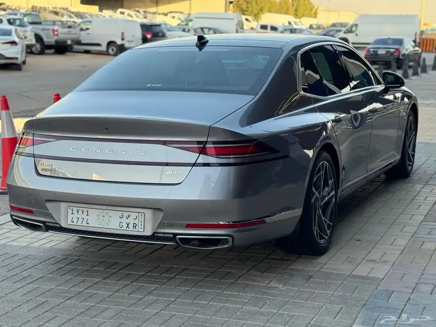 جنسس G90 رويال 2023 عداد 8 الاف على الضمان 2