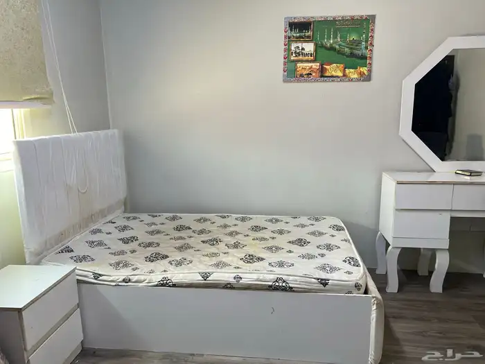 للبيع غرفة نوم كاملة بلون أبيض أنيق   بحالة ممتازة جدا 0