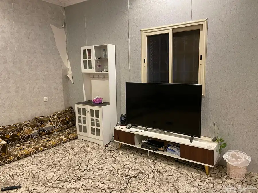 أثاث مستعمل نظيف ( جلسه ارضيه وشاشه ودولاب قهوه وطاوله شاشه 4