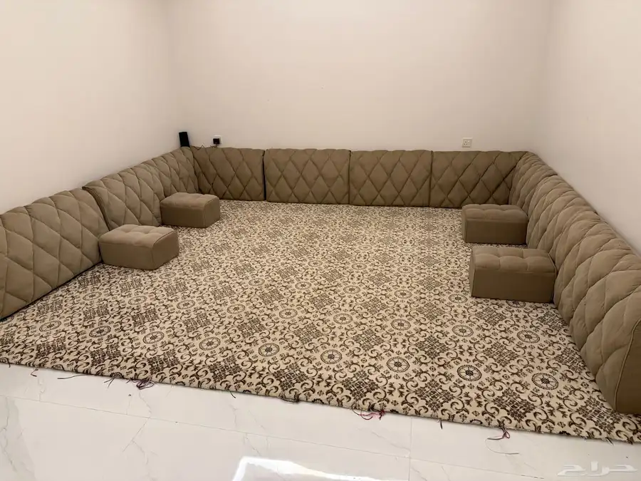 للبيع زحليقه ومجلس مع فرشه 0