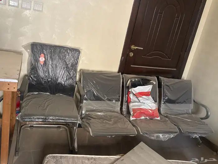 للبيع سرير ايكيا مع دولاب ومكاتب جديده وطفاية حريق وكراسي 2