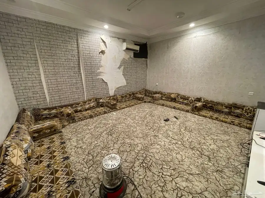 أثاث مستعمل نظيف ( جلسه ارضيه وشاشه ودولاب قهوه وطاوله شاشه 2