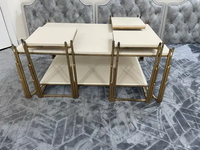 طاولة مع 4 خدمه 2