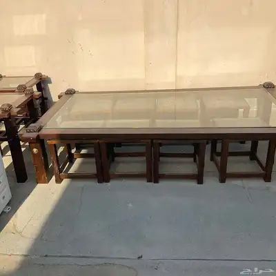 طاولة كبيرة مع طاولات صغيرة 1