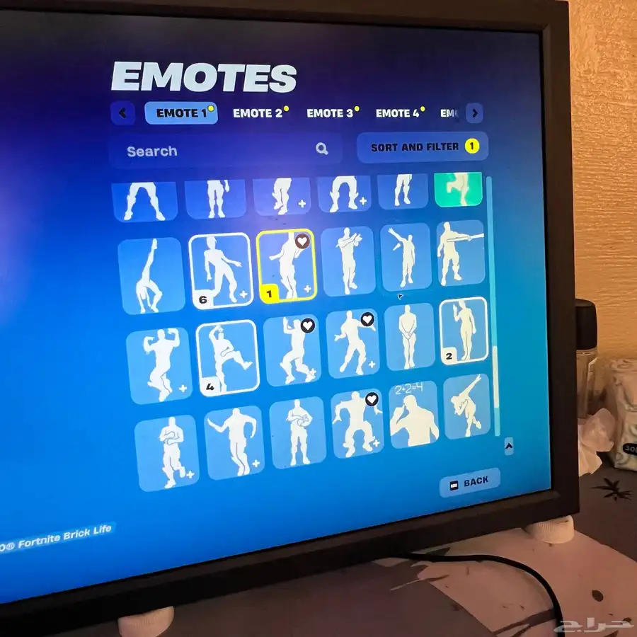 حساب فورتنايت للبيع السيزون الخامس وسكنات طور الزومبي القديم 34