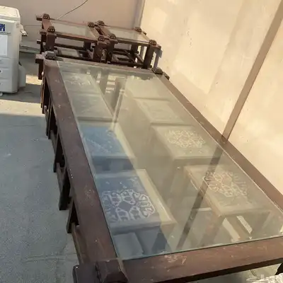 طاولة كبيرة مع طاولات صغيرة 2
