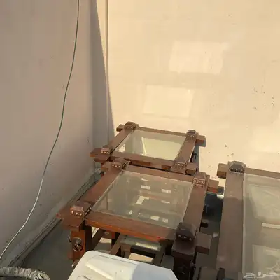 طاولة كبيرة مع طاولات صغيرة 0