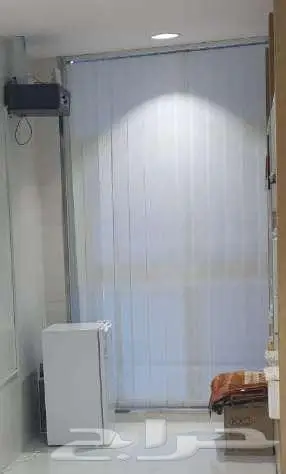 شاشات وارفف حديديه وارفف خشبيه وستائر مستعمل شبه جديد 4