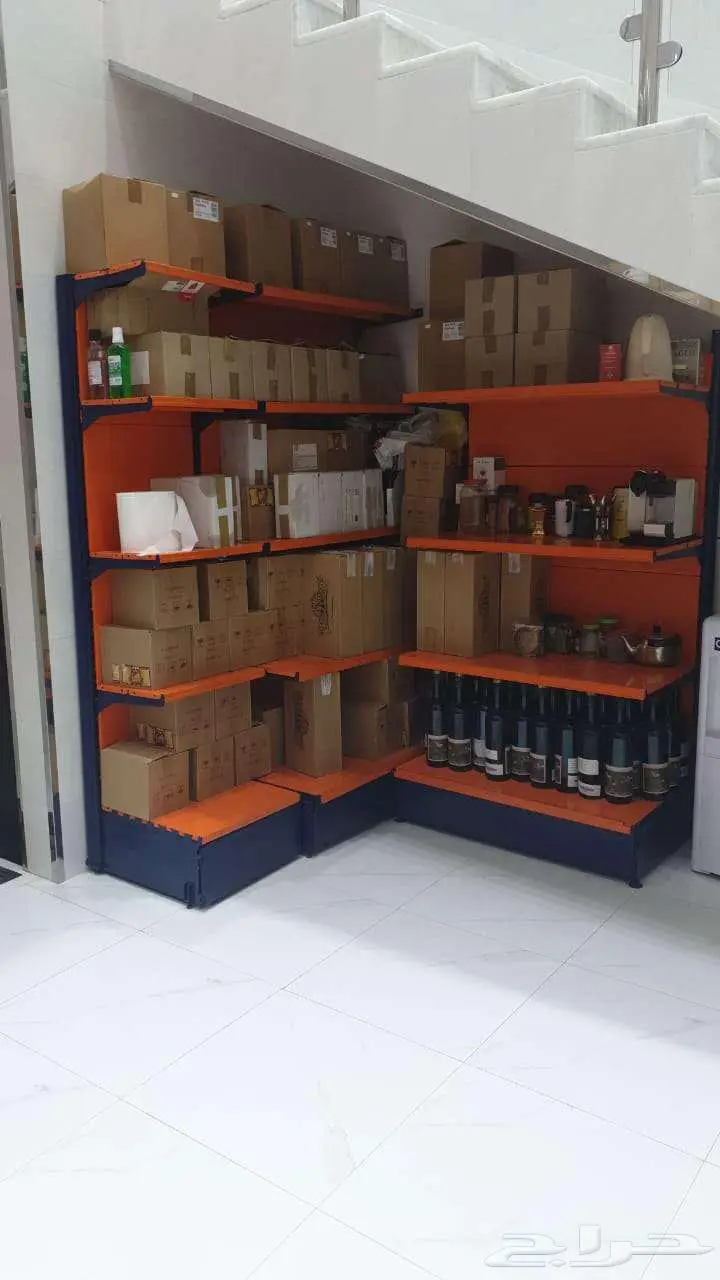 شاشات وارفف حديديه وارفف خشبيه وستائر مستعمل شبه جديد 2