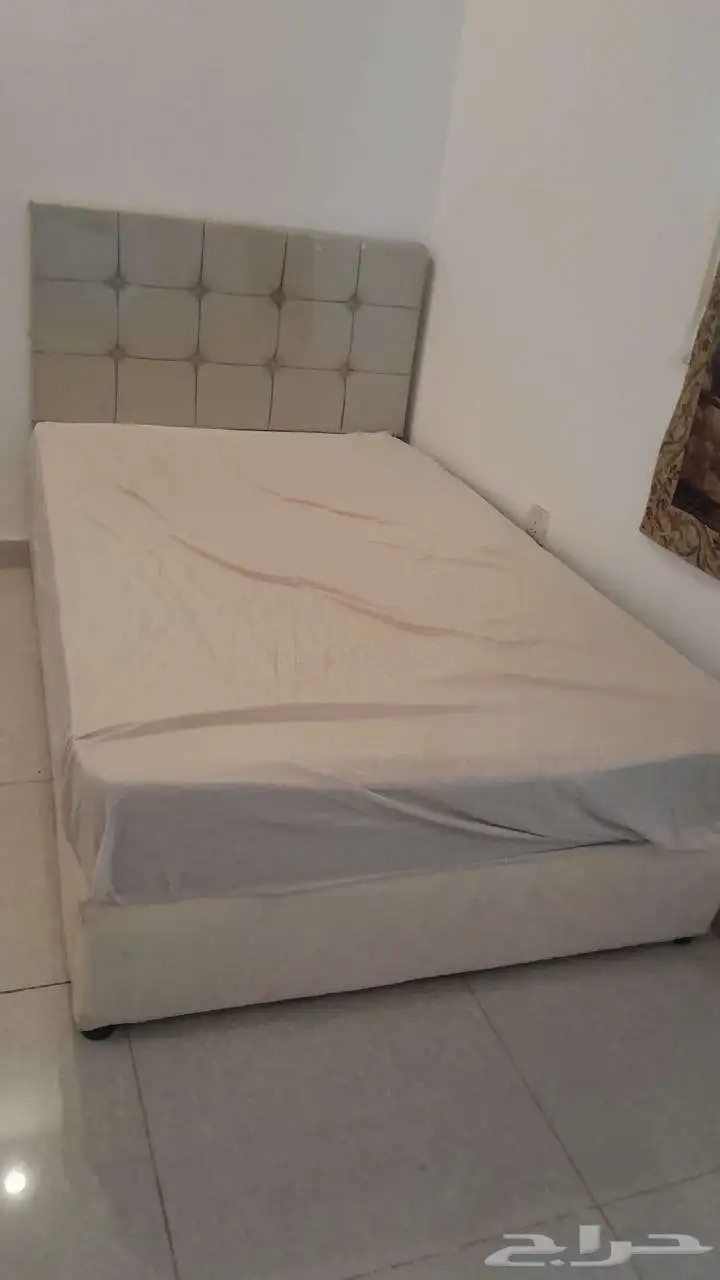 للبيع سرير ودولاب باضاءة تسريحه 0