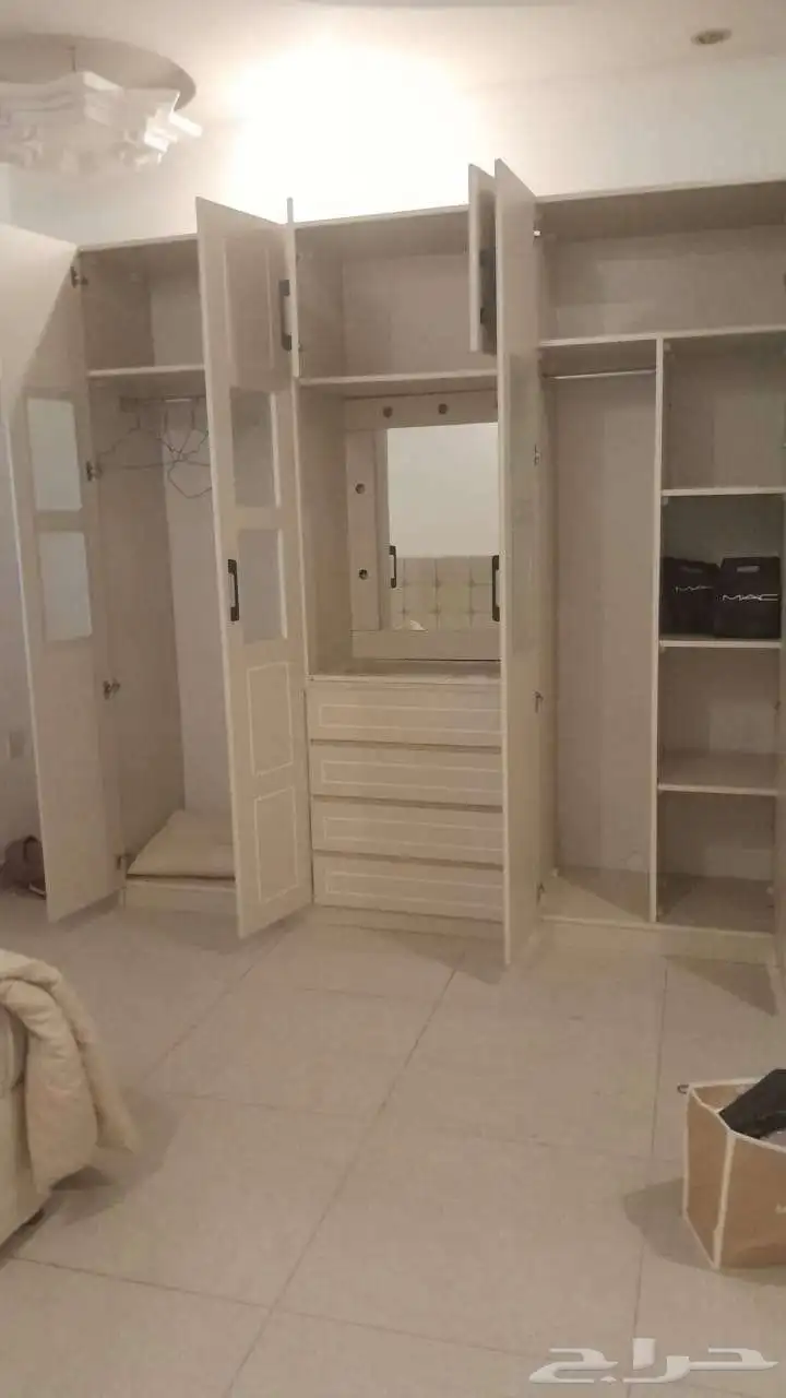 للبيع سرير ودولاب باضاءة تسريحه 1