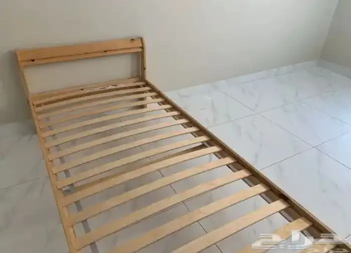 سرير خشبي 1