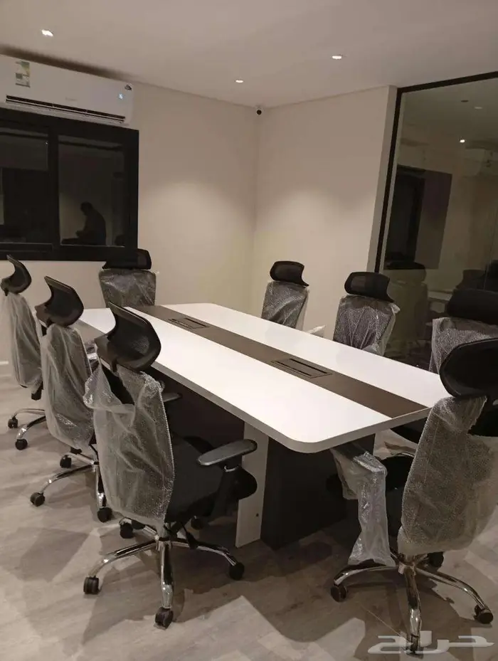 طاولة اجتماعات فاخرة طويلة باللون الأبيض مع كراسي مريحة 4