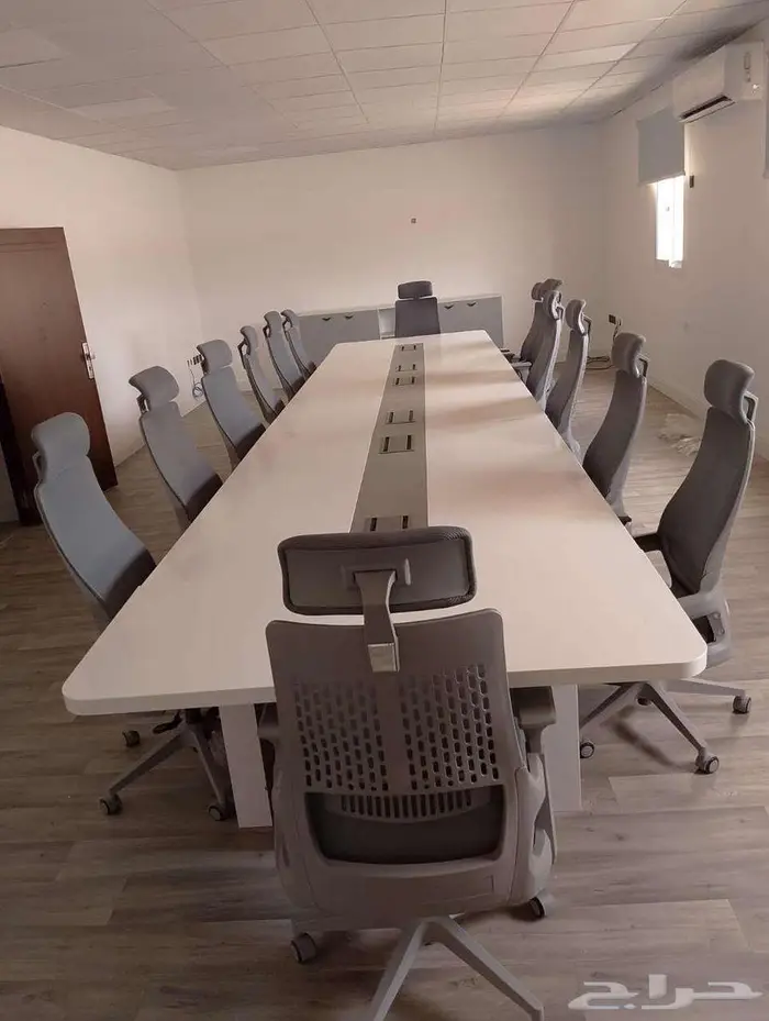 طاولة اجتماعات فاخرة طويلة باللون الأبيض مع كراسي مريحة 2