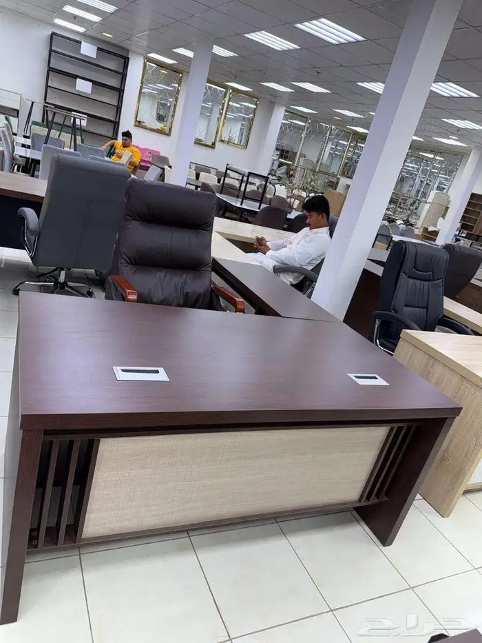 اثاث مكاتب ادارية مودرن قخم وكراسي جلد ودولاب مكتبي متوفر 5