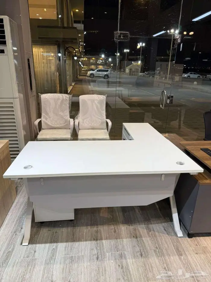 اثاث مكاتب ادارية مودرن قخم وكراسي جلد ودولاب مكتبي متوفر 8