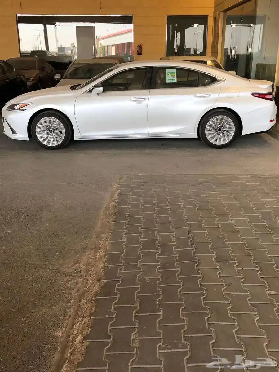 لكزس ES 350 فئه CC بريمي موديل 2025 متوفر لدى الحسن 1