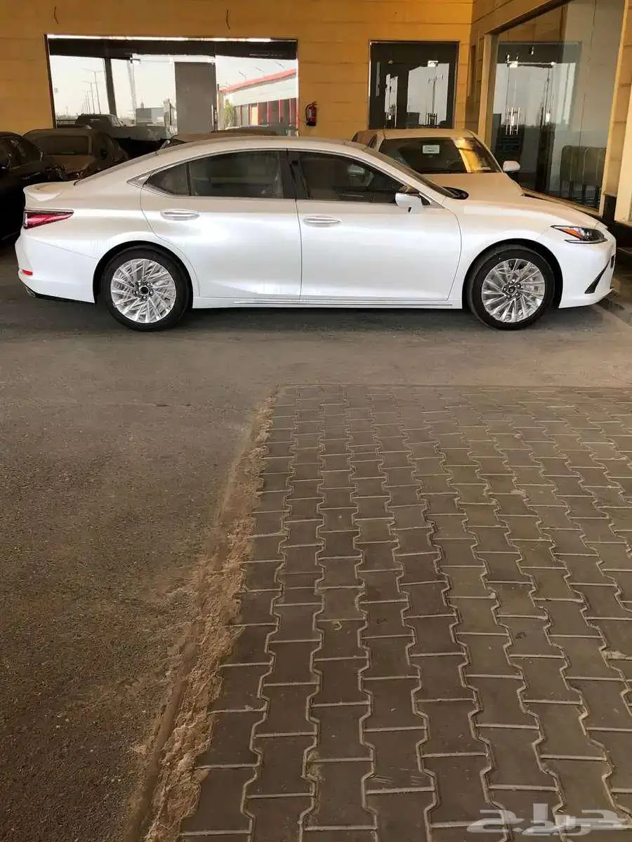 لكزس ES 350 فئه CC بريمي موديل 2025 متوفر لدى الحسن 3