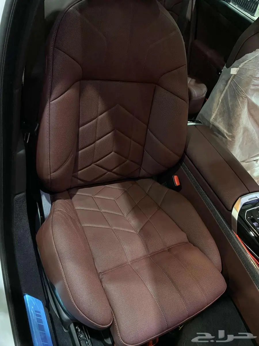 بي ام دبليو 735i 2025 ابيض داخل احمر الفئة السابعة خليجي 10