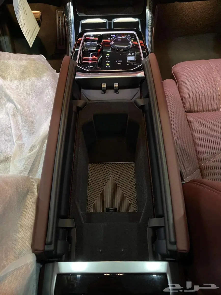 بي ام دبليو 735i 2025 ابيض داخل احمر الفئة السابعة خليجي 53
