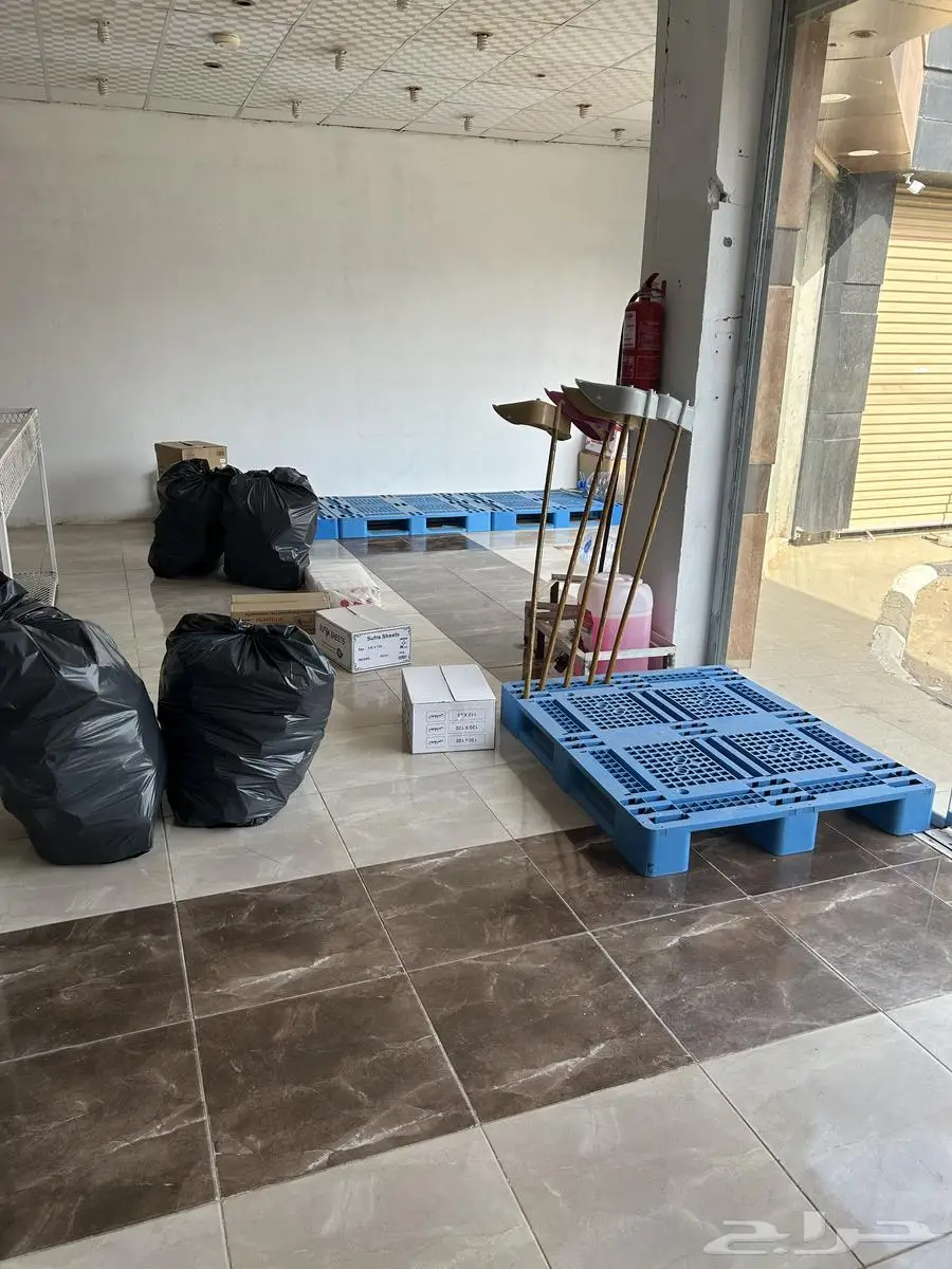 رفوف وطاولات عرض وطلبيات وكاونتر للبيع 2