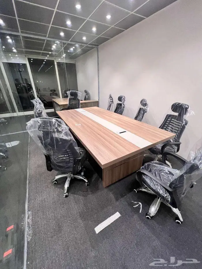 طاولة اجتماعات فاخرة طويلة باللون الأبيض مع كراسي مريحة 5