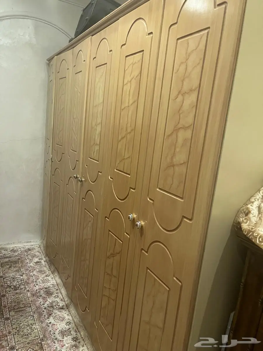 طاوله طعامه ثمان كراسي ودولابين وسرير 4
