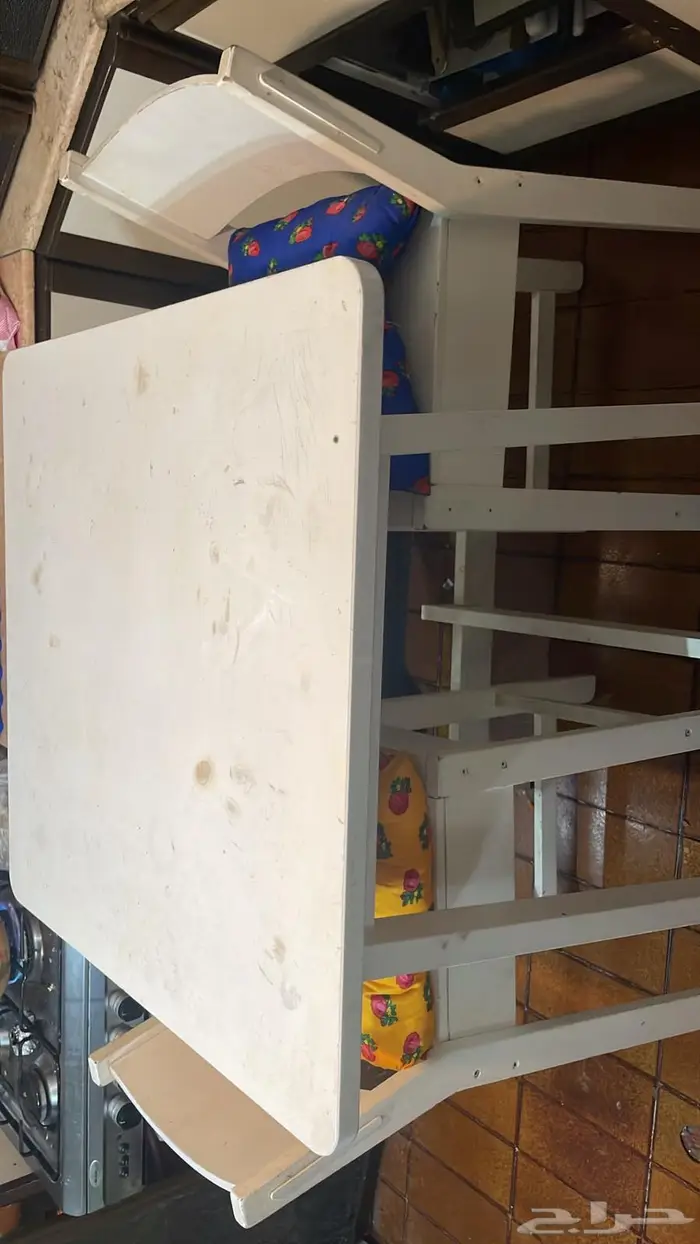 طاولة وكرسيين 1