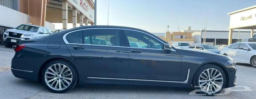 بي ام دبليو 730 موديل 2020 - معرض خلف للسيارات 2