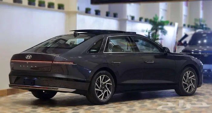 الفخامة المتنقلة اكتشف أزيرا إكسكلوسف 2025 من صالح للسيارات 3