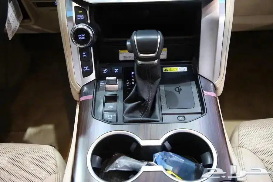 تويوتا لاندكروزر GXR L4 فل كامل فتحة سقف بنزين موديل 2023 17