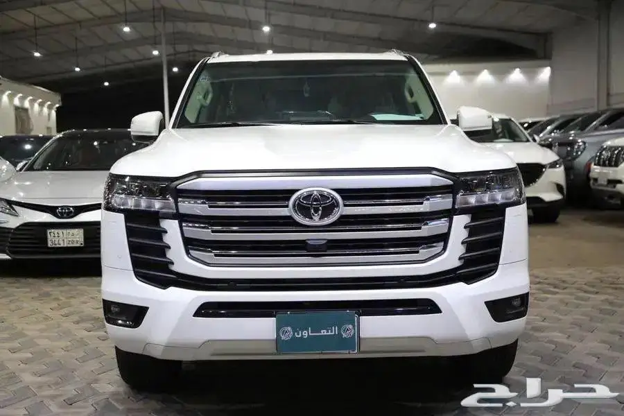 تويوتا لاندكروزر GXR L4 فل كامل فتحة سقف بنزين موديل 2023 1