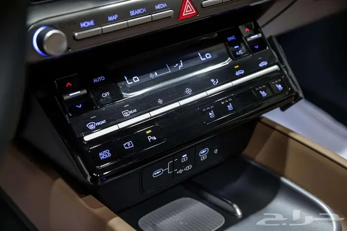 الفخامة المتنقلة اكتشف أزيرا إكسكلوسف 2025 من صالح للسيارات 15